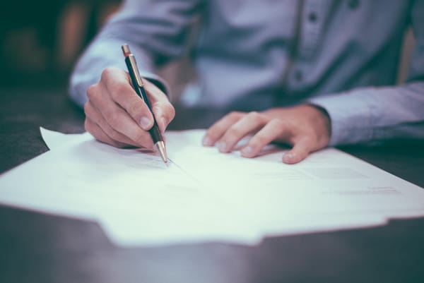 Livre de recettes auto-entrepreneur ouvert sur un bureau avec documents comptables